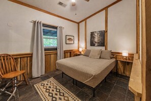 3 bedrooms, iron/ironing board, WiFi (free), bed sheets