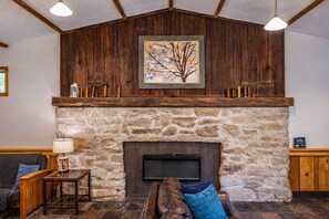 Televisio, takka, DVD-soitin, pöytäjalkapallopöytä