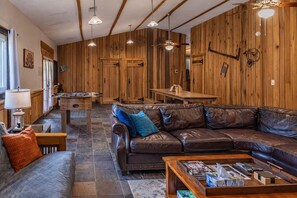 Televisio, takka, DVD-soitin, pöytäjalkapallopöytä