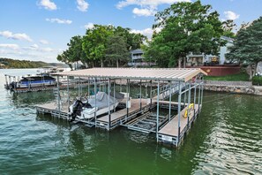 Marina - Great Fishing Location, Propane Firepit/Fireplace, Dog Friendly, Private Dock-New Furnishings, Quiet side of the lake (Sunrise Beach)