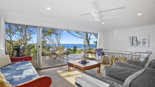 Stunning beaches, secluded bays, beautiful birds and bush walks galore!