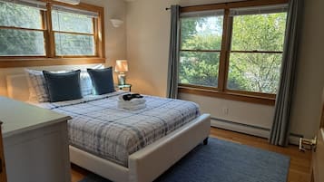 3 bedrooms, iron/ironing board, WiFi (free), bed sheets
