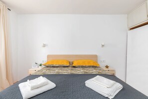 2 bedrooms, desk, iron/ironing board, free WiFi
