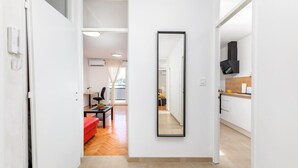 Ein modernes Interieur mit einem Flur, der in einen Essbereich und eine Küche führt.