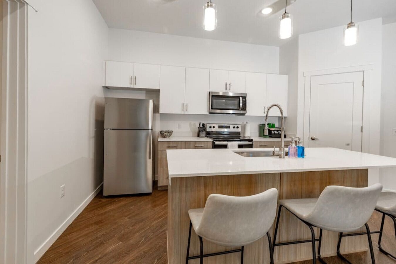 Refrigerador, microondas, horno y parrilla de estufa 