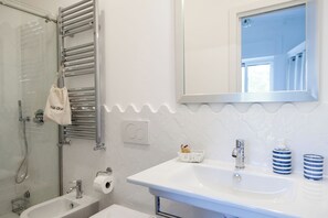 Secador de cabelo, toalhas de banho