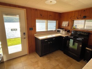 Fridge, microwave, oven, stovetop - Cozy cottage 3 steps away from the lake! (Dundee)