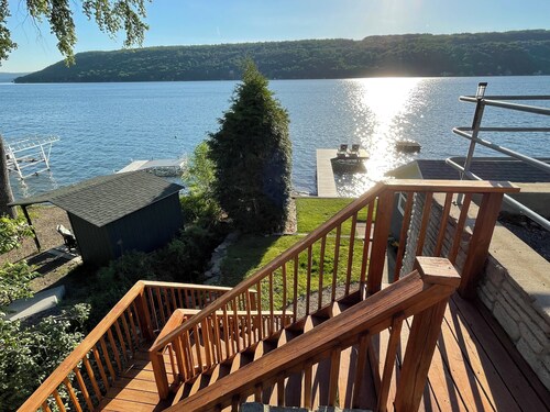 Cozy cottage 3 steps away from the lake! 