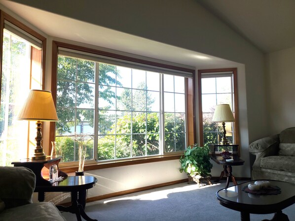 TV, books - Gresham House: Your home away from home... A comfy, cozy corner of Gresham.  (Gresham)