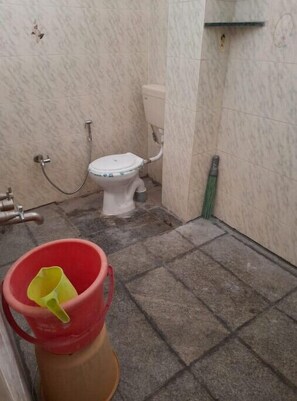 Shower - Open front yard with mature trees for relaxation.. (Mysuru)