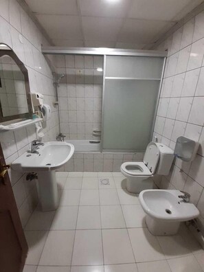 Shower, rainfall showerhead, hair dryer, slippers - Ambiance Amman Hotel (Amman)