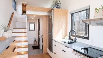 冷蔵庫、コンロ、コーヒー / ティーメーカー、調理器具と食器