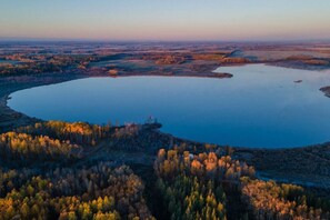 Laaja vesialue, jonka ympärillä on metsäisiä alueita.