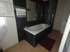 Bathroom - Family house with private garden sleeps 8 among the vines. Allowed celebrations (La Crau)