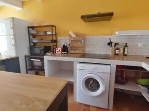 Fridge, stovetop