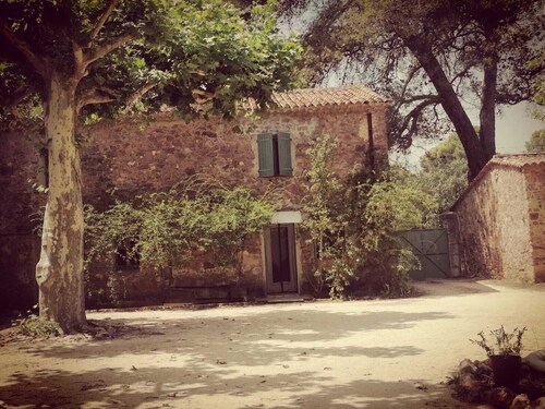 Family house with private garden sleeps 8 among the vines. Allowed celebrations