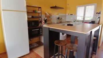 Fridge, stovetop