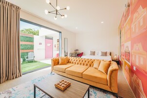 Colchones con efecto memoria y caja de seguridad en la habitaciĂłn