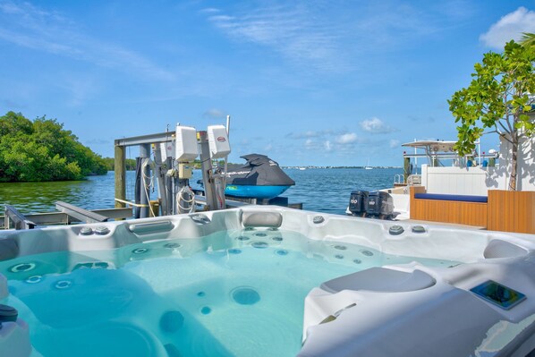 Outdoor spa tub