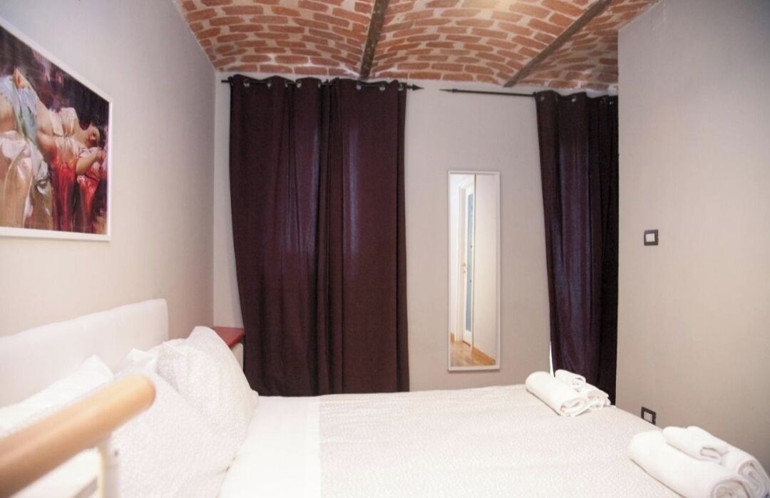 3 dormitorios, tabla de planchar con plancha, ropa de cama