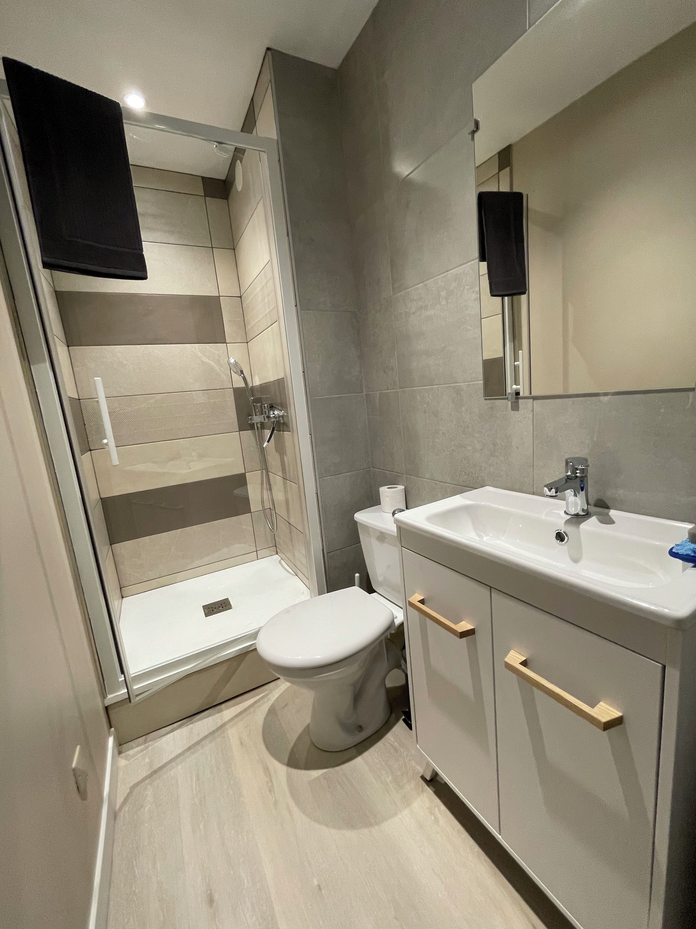 Douche, sèche-cheveux, serviettes fournies, savon