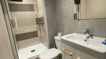 Suihku, hiustenkuivaaja, pyyhkeet, saippua