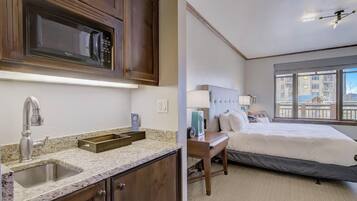 1 bedroom, desk, iron/ironing board, free WiFi