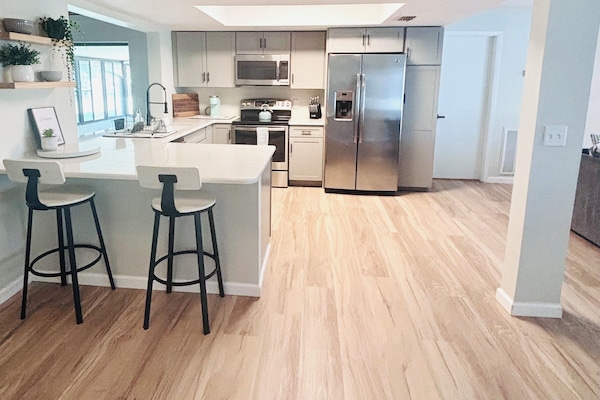 KĂŒhlschrank, Mikrowelle, Ofen, Herdplatte