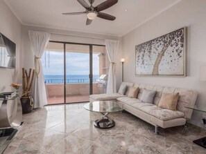 Televisión y chimenea 