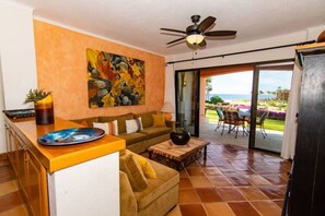 Televisión y chimenea