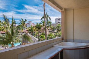 Tina de hidromasaje al aire libre