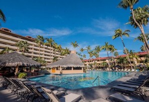 A heated pool - Casa Rey at Marina Sol 2BR Condo Great Location (Cabo San Lucas)
