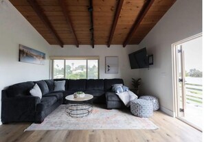 Televisión, chimenea, futbolito