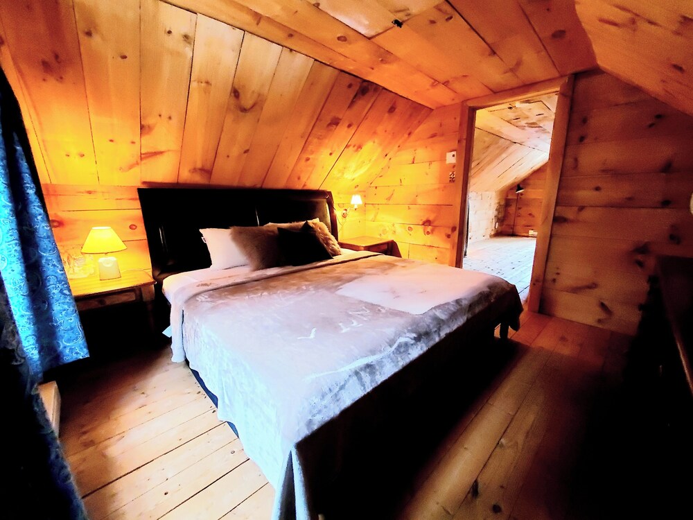 Cozy Cottage Getaway, 1hr from the city in StAdolphed'Howard on Lac