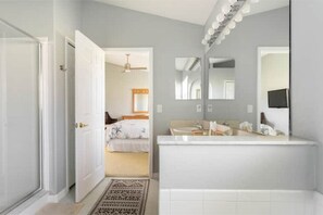 4 chambres, bureau, fer et planche à repasser, lit de bébé portatif