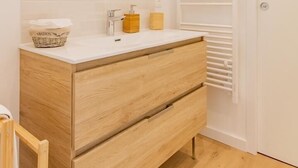 A modern bathroom with a wooden vanity, a mirror, and a towel rack. - Le Meix - GIVRY - Gîte (GIVRY)
