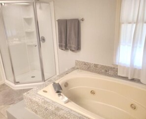 Bathroom - Jacuzzi bathtub for 2, close to Ft Benning base
 (Columbus)