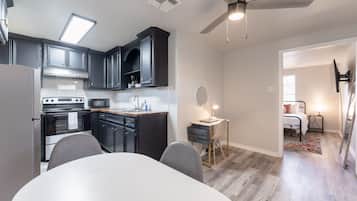 Een koelkast, een magnetron, een oven, een kookplaat