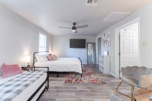 Bureau, fer et planche à repasser, Wi-Fi gratuit, draps fournis