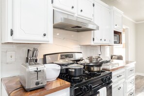 Fridge, microwave, oven, stovetop - Central 3BR Comfortable Family-Friendly Extd Stay (Corpus Christi)