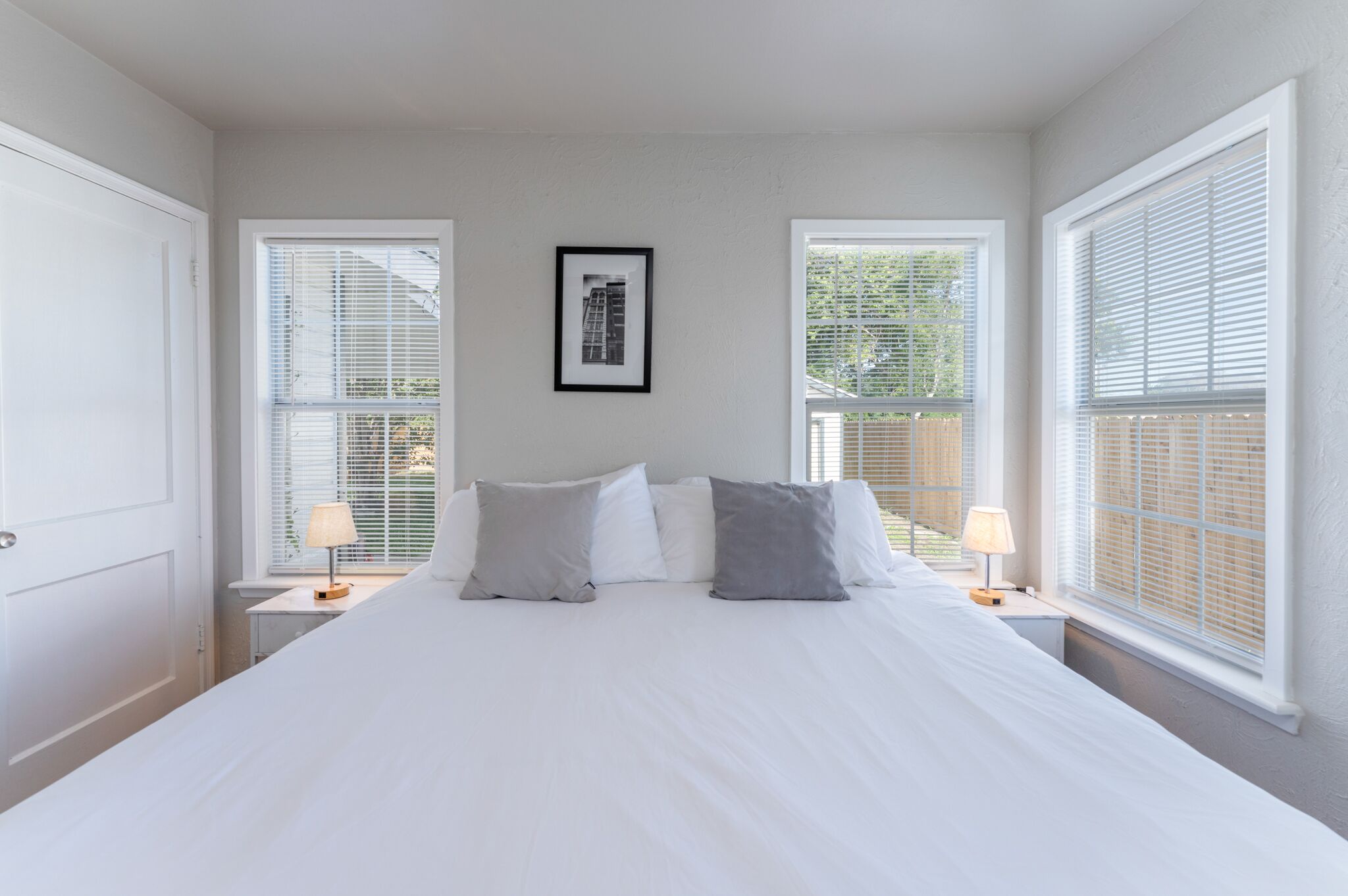 3 quartos, escrivaninha, ferros/tábuas de passar roupa