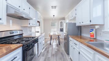 冰箱、微波炉、烤箱、炉灶