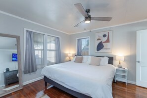 3 makuuhuonetta, työpöytä, silitysrauta/-lauta, ilmainen Wi-Fi