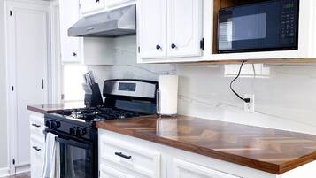 Frigorifero, microonde, forno, piano cottura