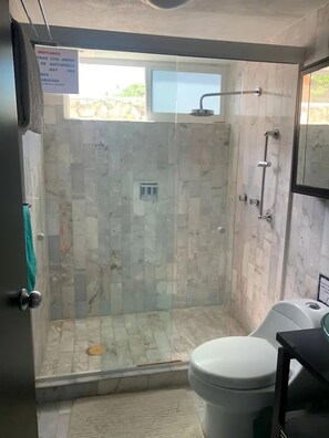 Een douche, een haardroger, handdoeken, zeep