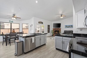 Dining - Tranquil Poolside: 4BR, 9 Beds (Gilbert)