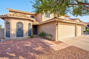 Exterior - Tranquil Poolside: 4BR, 9 Beds (Gilbert)