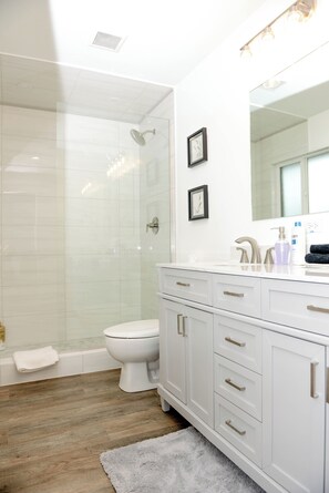 Shower, hair dryer, towels, soap - Spacious Home near Canyons, Expo Center, and RSL stadium (Sandy)