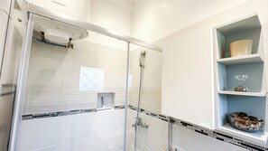 Douche, sèche-cheveux, serviettes fournies, papier toilette