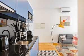 Geladeira, micro-ondas, fogão, cooktop